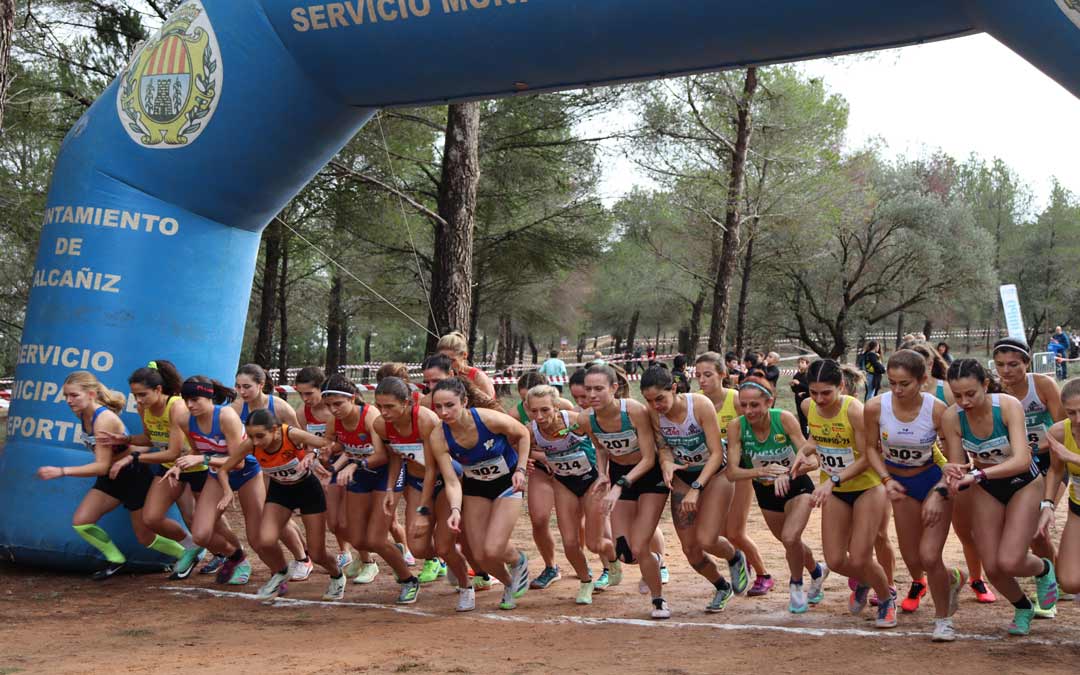 Salida de las categorías Sub18, Sub20, Sub23 y Senior durante el V Cross de Alcañiz./ Sandra Jiménez