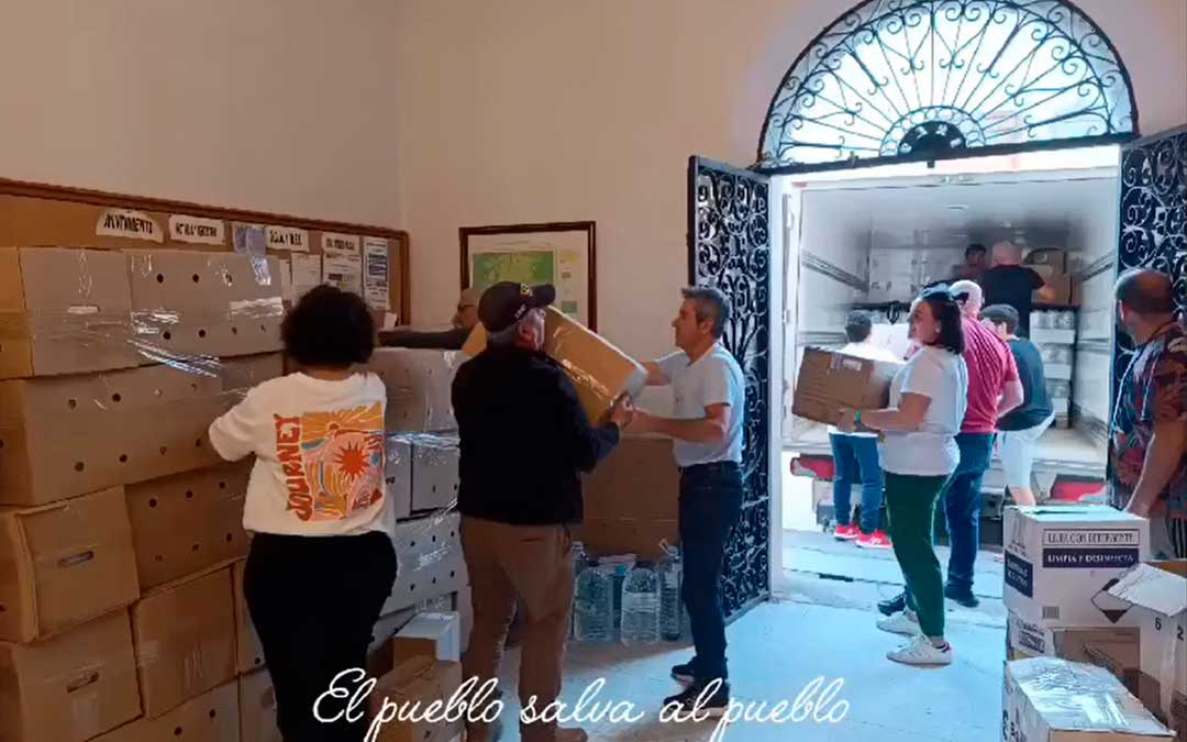 Samper de Calanda logró recoger 8.000 kilos de donaciones para afectados por la DANA./ Facebook Samper de Calanda postales para el recuerdo.