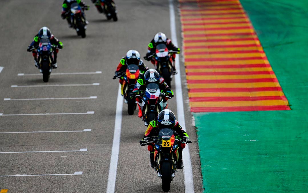 Pilotos durante una de las sesiones de este martes en el circuito./ Motorland Aragón