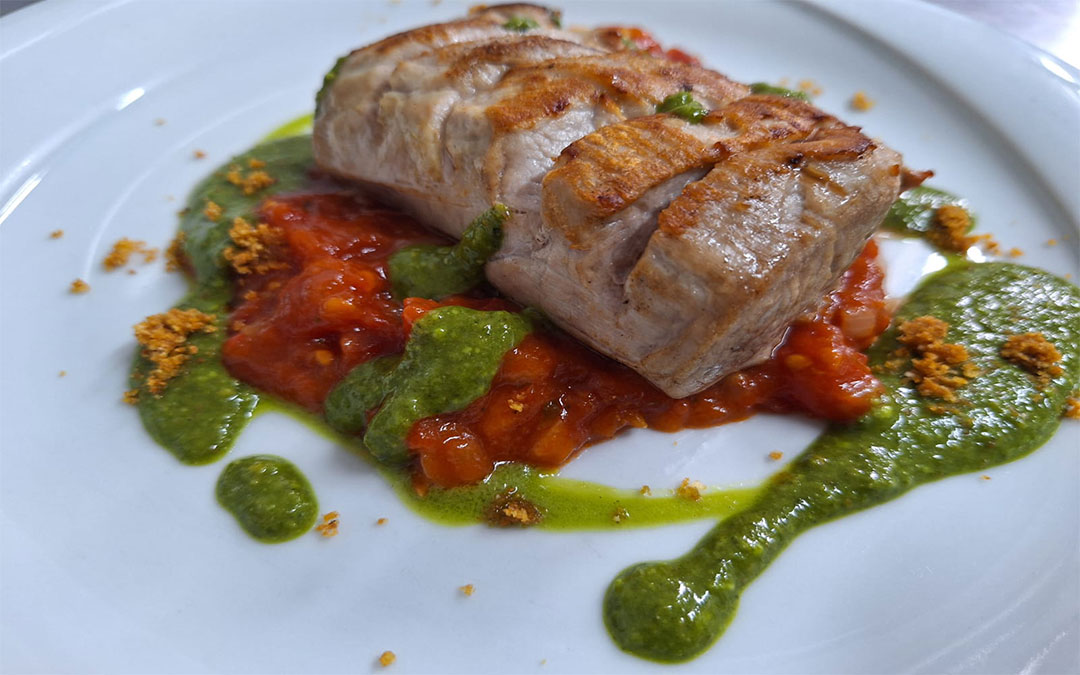 Solomillo de cerdo con tomate guisado y pesto de almendras./ Manuel Barrau