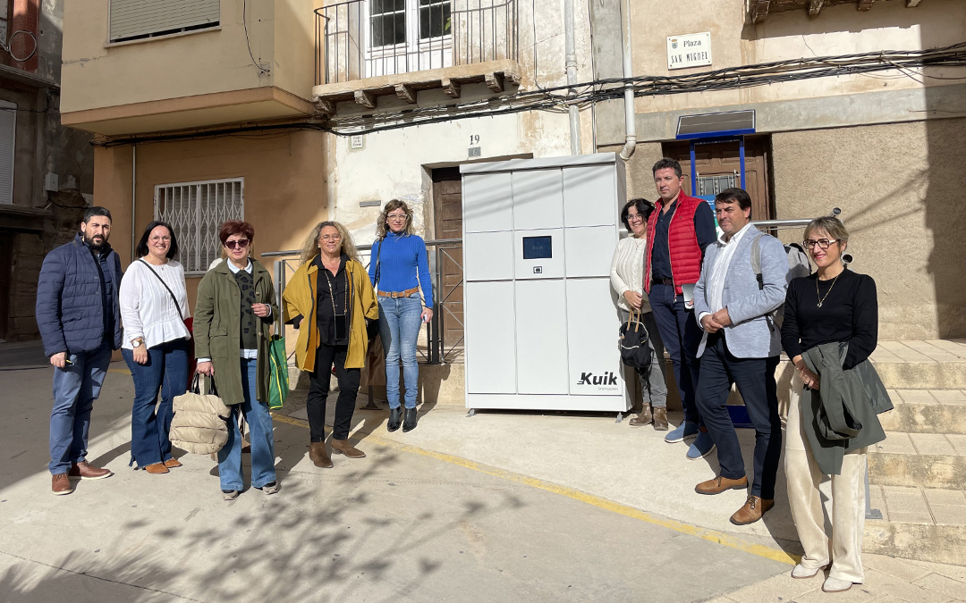 Los comerciantes de Calanda conocieron el lunes el funcionamiento de las taquillas inteligentes./ María Celiméndiz