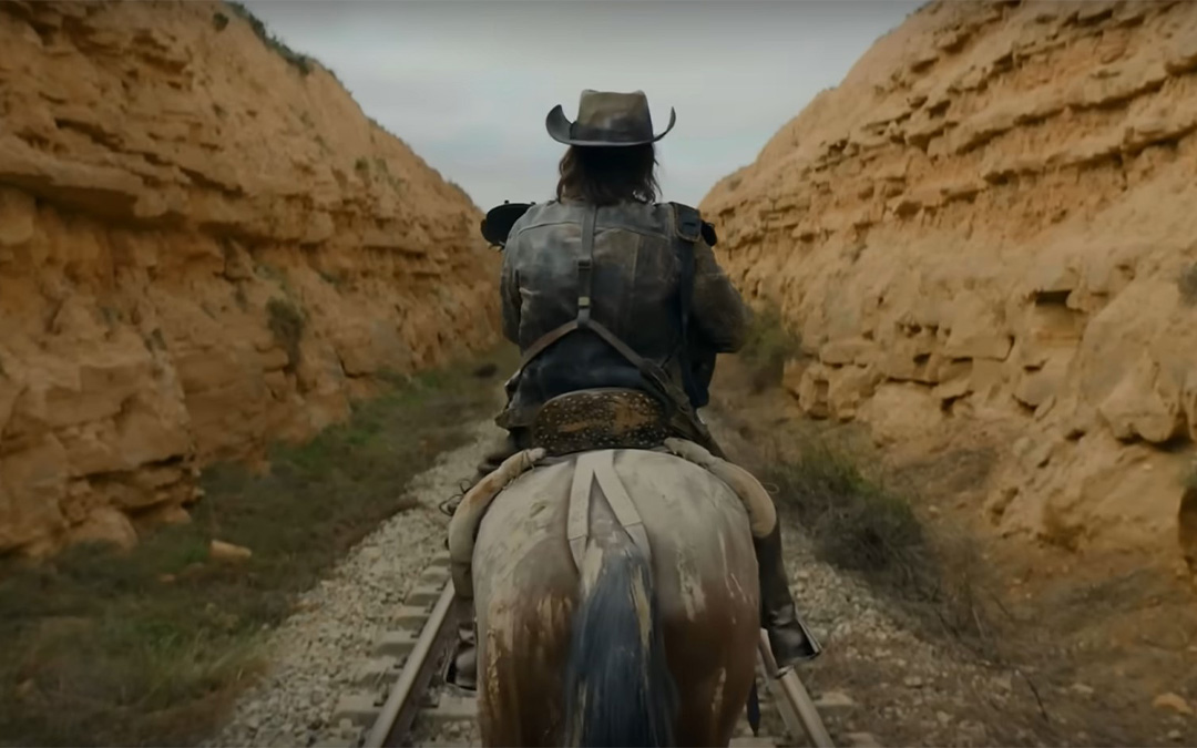 El protagonista Daryl Dixon (Norman Reedus) a lomos de un caballo cabalgando por la vía de la línea ferroviaria de Endesa entre Samper y Andorra./ Aragón Film Commission