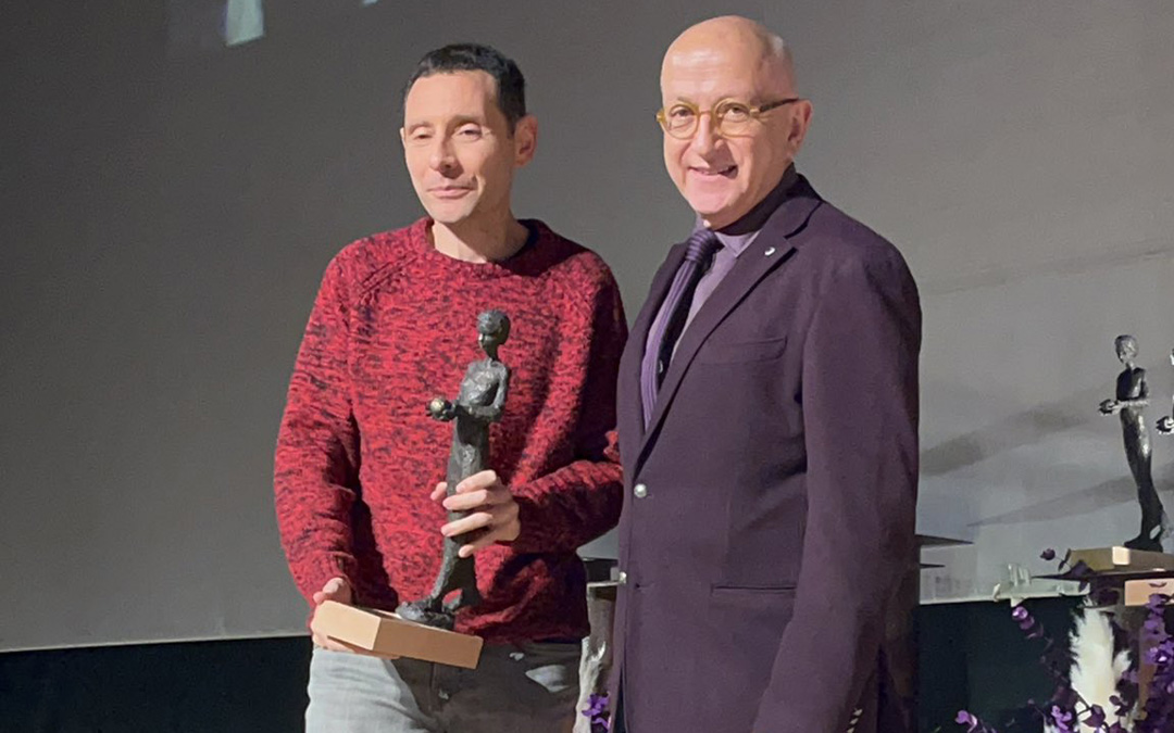 Toñín Lizana recibe en Igualada el Premio de Arte Digital Jaume Graells 2024./ T.L.