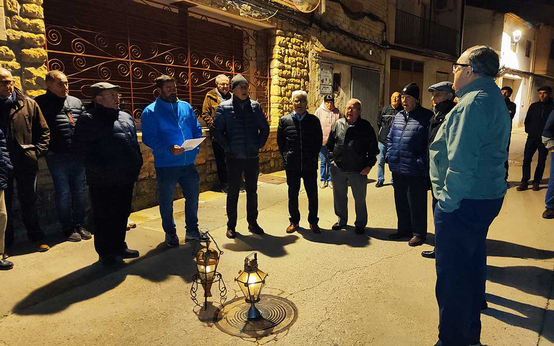 Despertadores de Castelserás cantando coplas en la madrugada en el I Encuentro de Torrecilla. / JMC