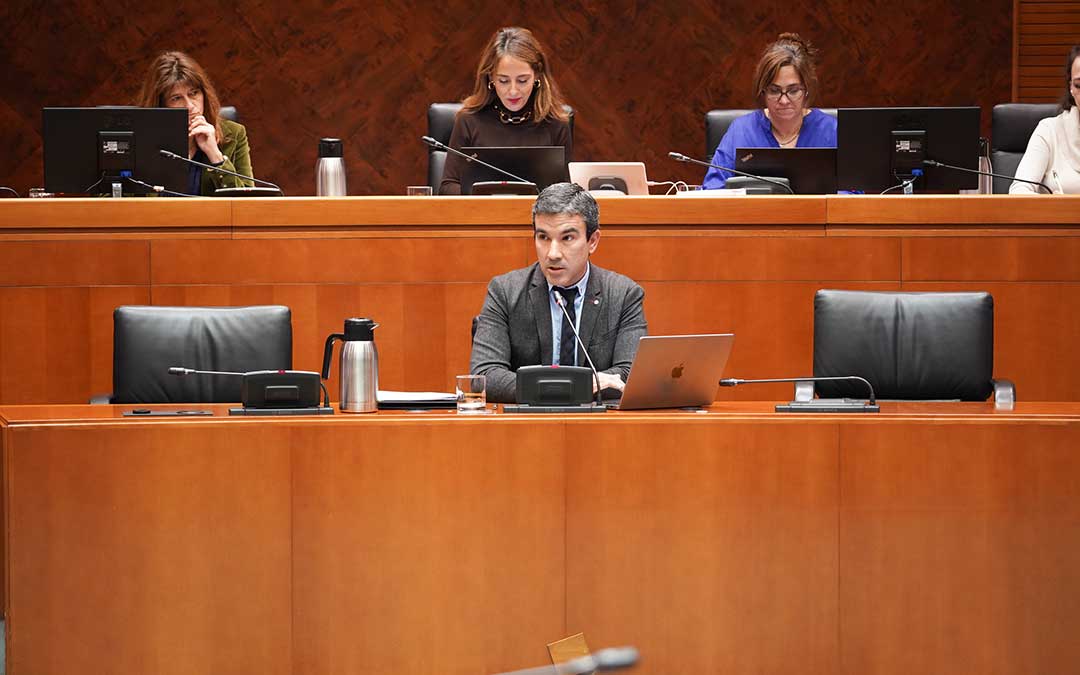 Urquizu en la comisión de las Cortes este lunes./ Cortes de Aragón