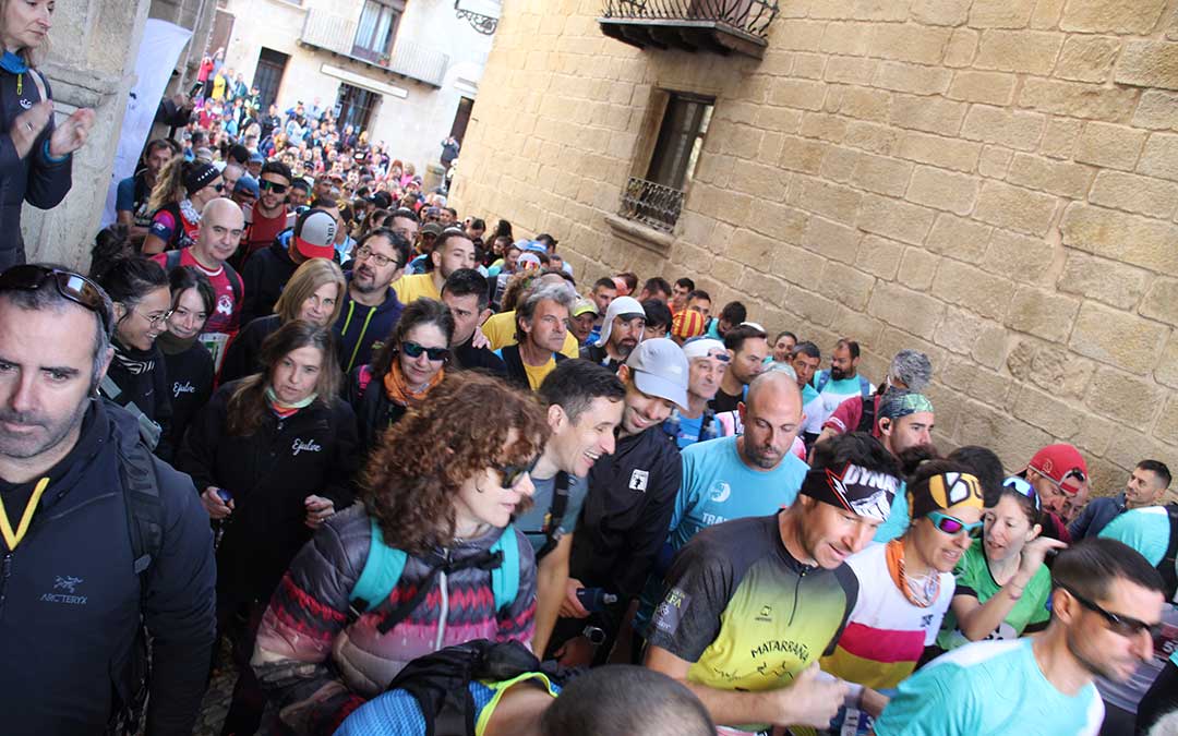 La salida neutralizada de la plaza a las 9.30 de todas las categorías entre corredores y senderistas le dio un carácter más épico. / B. Severino