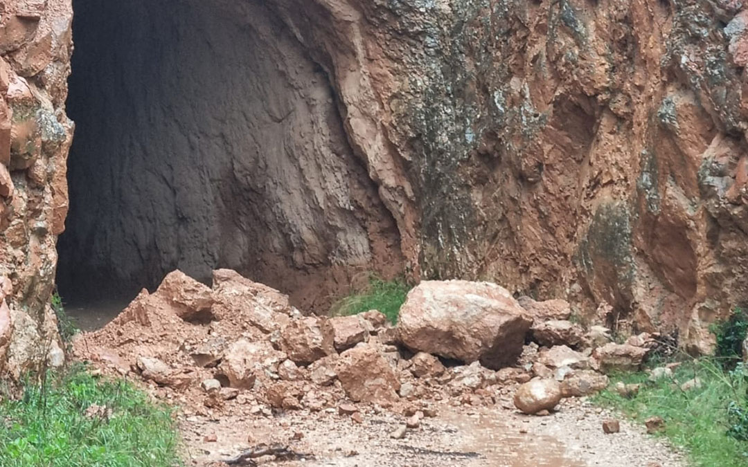 Uno de los múltiples desprendimientos, en este caso en el túnel que comunica Beceite y Valderrobres con Fuentespalda a través del embalse de Pena y que ha sido reparado./ L.C.