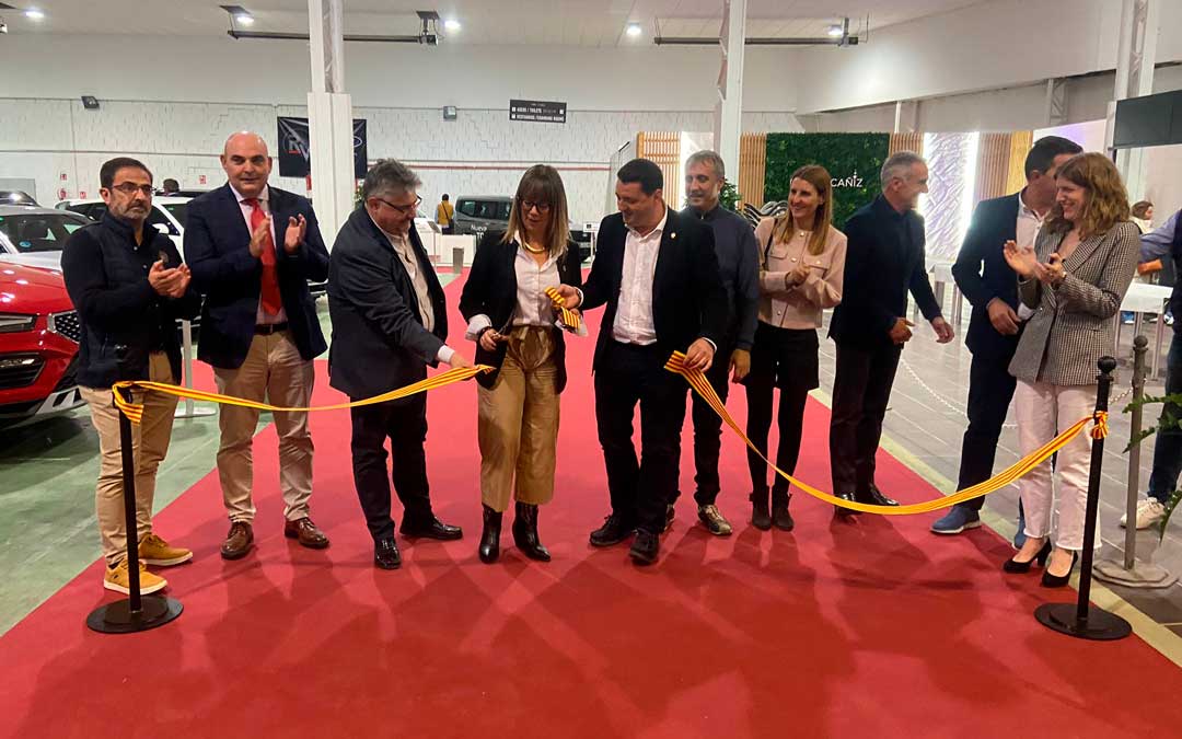 Corte de la cinta de inauguración en la feria./ M.M.R.