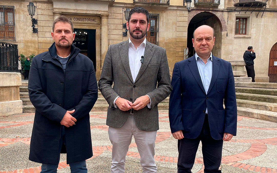 Concejal caspolino. Germán Sanz; portavoz Vox Cortes de Aragón, Alejandro Nolasco; y portavoz adjunto Santiago Morón en Caspe./ S.F.