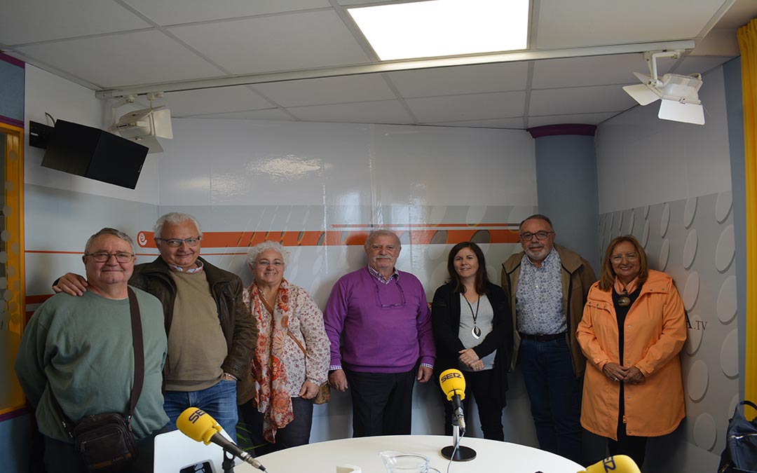 Visita del Centro de Educación de Personas Adultas de Alcañiz al estudio de Radio La Comarca./RLC