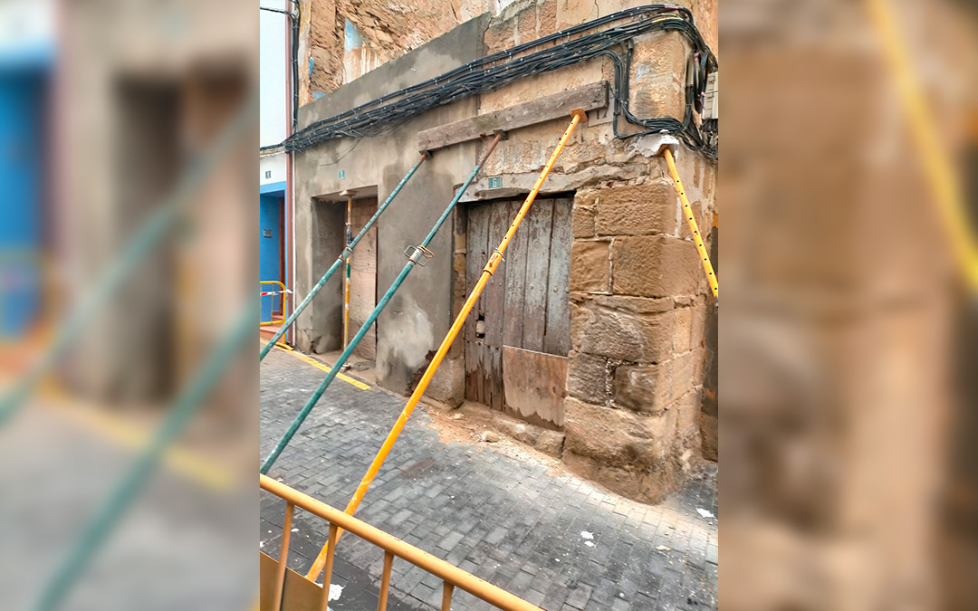 Esquina apuntalada en la vivienda derrumbada./ Cristian Poblador