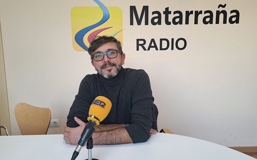Xavier Cazorla, consultor, en los estudios de Matarraña Radio./ M.J.S.