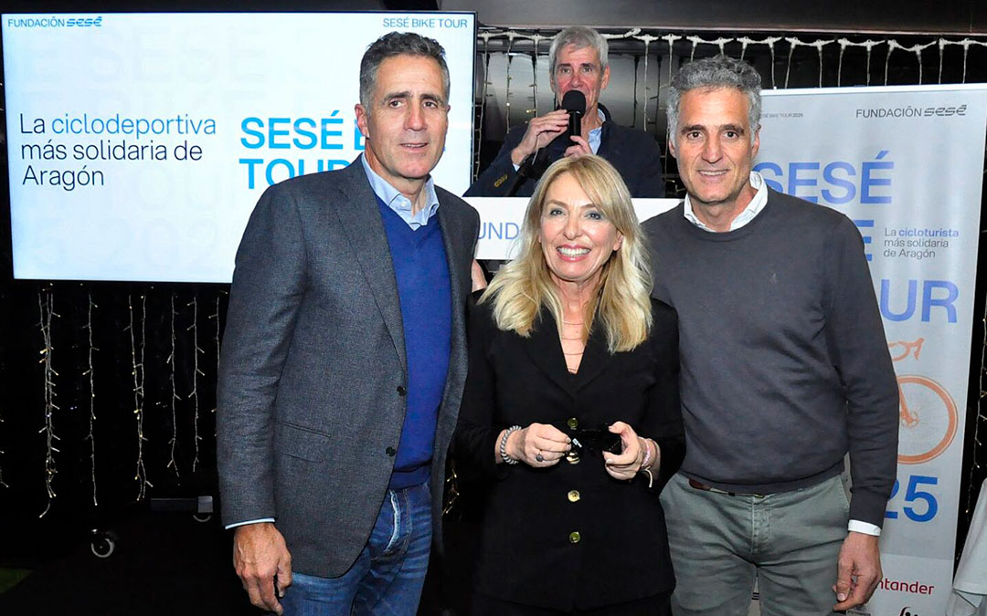 La presidenta de la Fundación, Ana Sesé; junto a Miguel y Pruden Induráin en la presentación que condujo Javier Gómez. / Fundación Sesé