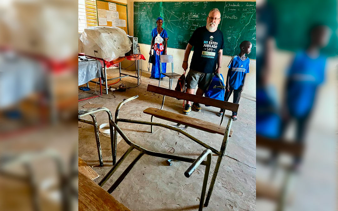 Uno de los pupitres rotos del colegio de Gandé./ Adouna Bou Neck