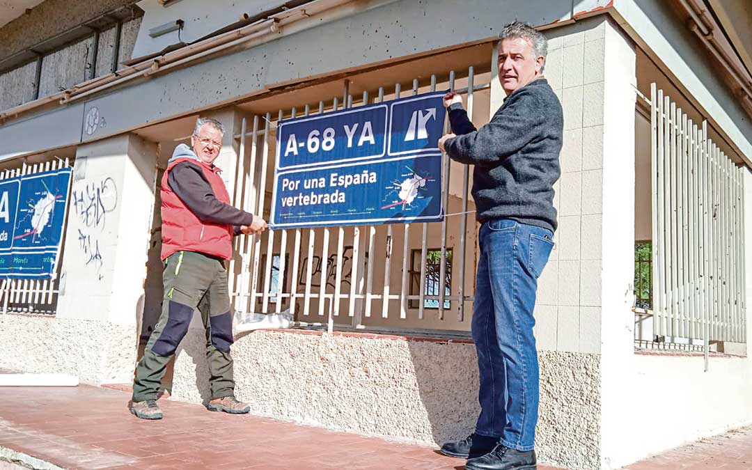 El diputado autonómico por el partido Aragón-Teruel Existe y alcalde de Utrillas, Joaquín Moreno; el vicepresidente de la Comarca del Bajo Aragón y concejal de La Codoñera, Alberto Carmona; y el calandino Diego Moreno, miembro de Teruel Existe, el martes, colgando carteles en el Regallo, donde se realizará este sábado la concentración./ Teruel Existe