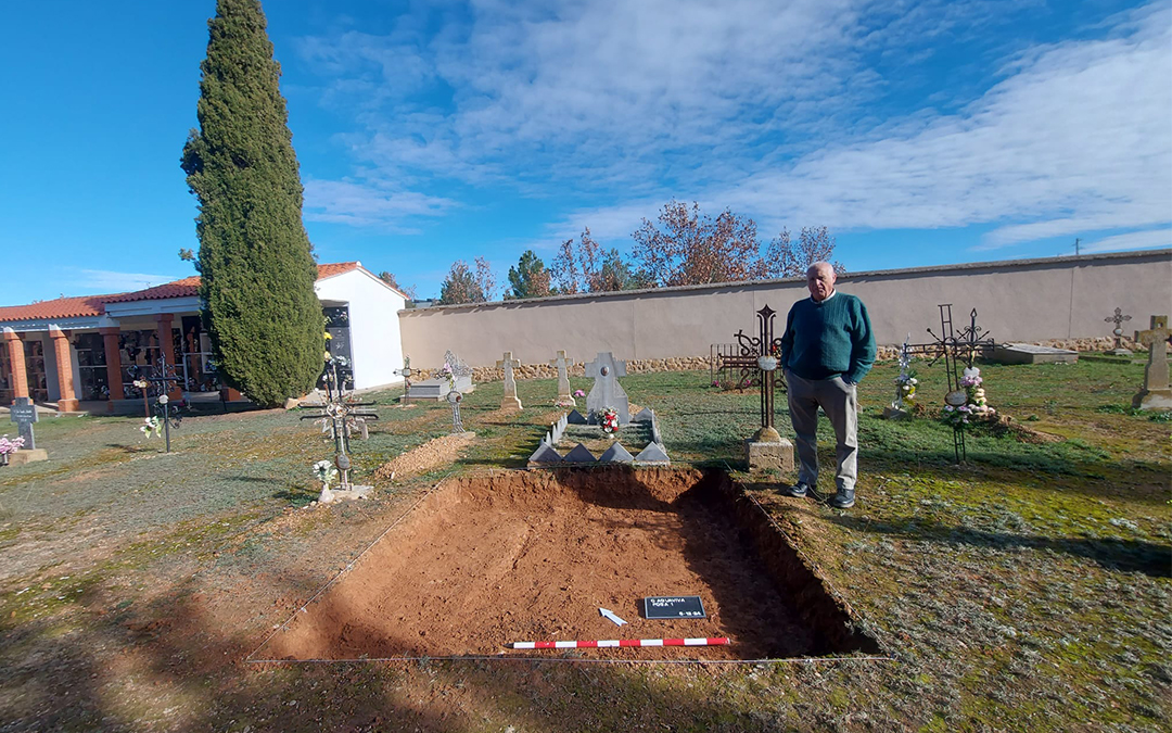 Abilio Rebullida junto a la tumba de su tío Joaquín en el cementerio de Aguaviva./ ArqueoAntro