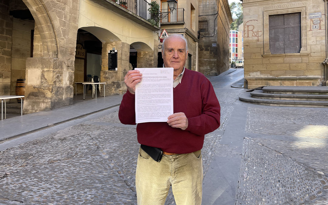 Abilio Rebullida muestra la solicitud presentada al Juzgado de Alcañiz para recuperar los restos óseos de su tío Joaquín./ María Celiméndiz