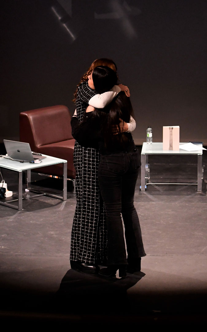 La artista Sonia Celma y su hija Carla se funden en un abrazo durante la exposición de 'Columna'./ La Comarca