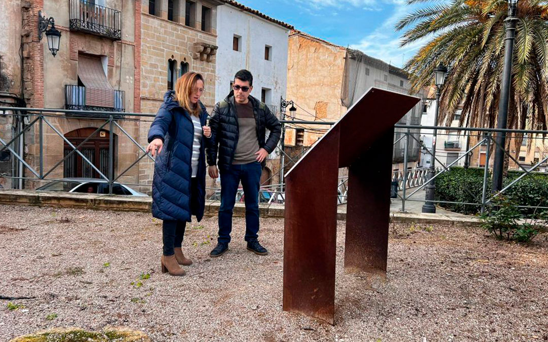 La concejal de Turismo y el presidente de Asadicc visitando el panel informativo de La Colegiata./ Ayto. Caspe