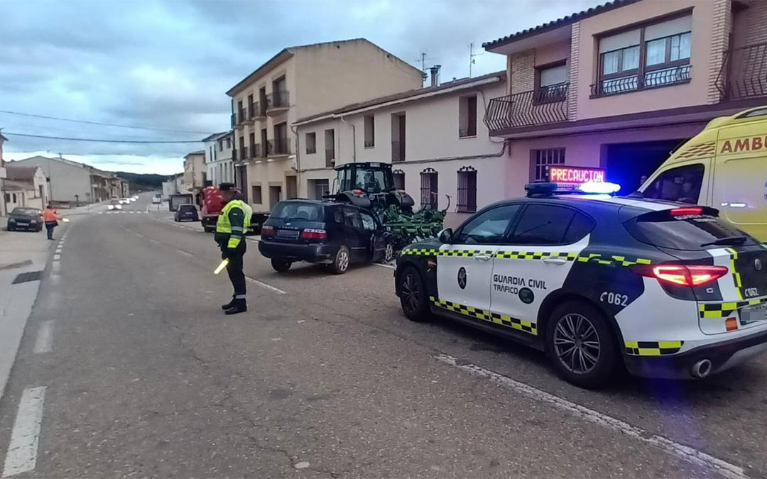 El coche en el que viajaban madre e hija chocó contra un tractor estacionado en la travesía de Valdeltormo./ Guardia Civil de Teruel