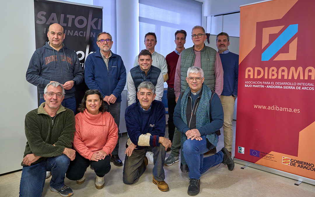 Ponentes y participantes en la primera jornada ‘Más allá de la luz’ sobre luminarias y la observación de estrellas. / J.C. Peguero