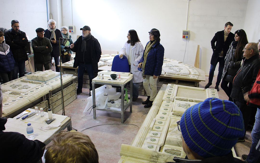 Paco Rallo, Andrea Cantos y Cristina Marín dieron las explicaciones desde el centro del retablo que también siguieron a ambos lados Pedro Bello y Celia Trullén, primeros ediles de La Puebla y Albalate. / B. Severino