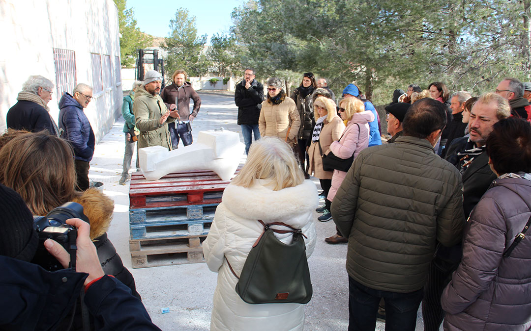 Vecinos de La Puebla en una visita organizada a los artistas del Simposio de Albalate. / B. Severino