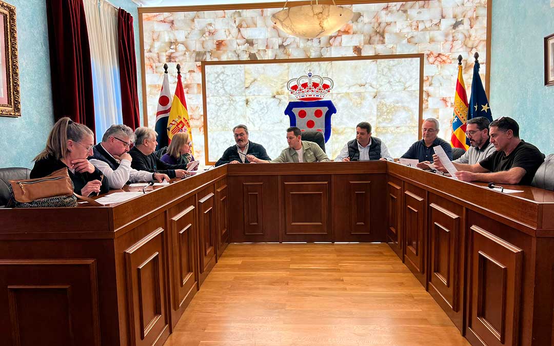 En la reunión estuvieron los alcaldes de Quinto, Alcañiz, Azaila, Valdealgorfa, Híjar, La Puebla, Fuentes de Ebro y La Cartuja Baja. También acudieron los presidentes del Bajo Aragón y el Matarraña / La COMARCA