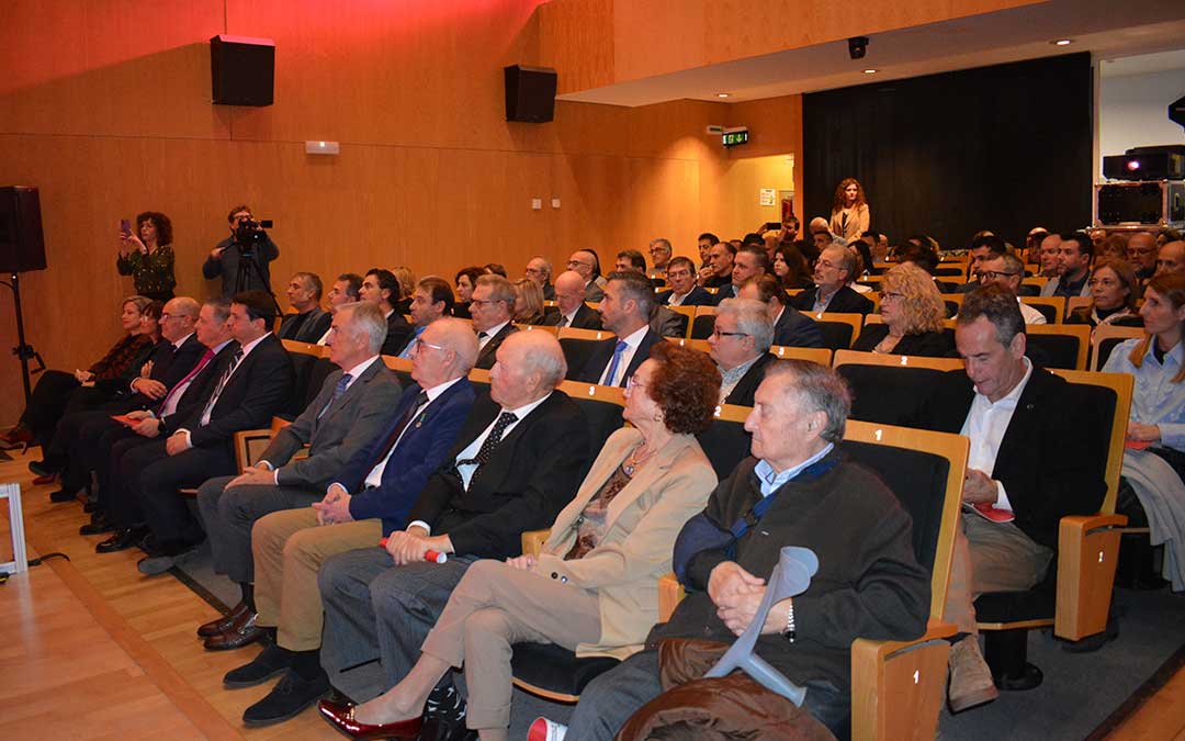 Instantes del acto conmemorativo de los 125 años de historia de la Cámara de Comercio de Teruel este miércoles en Alcañiz./ C.O.