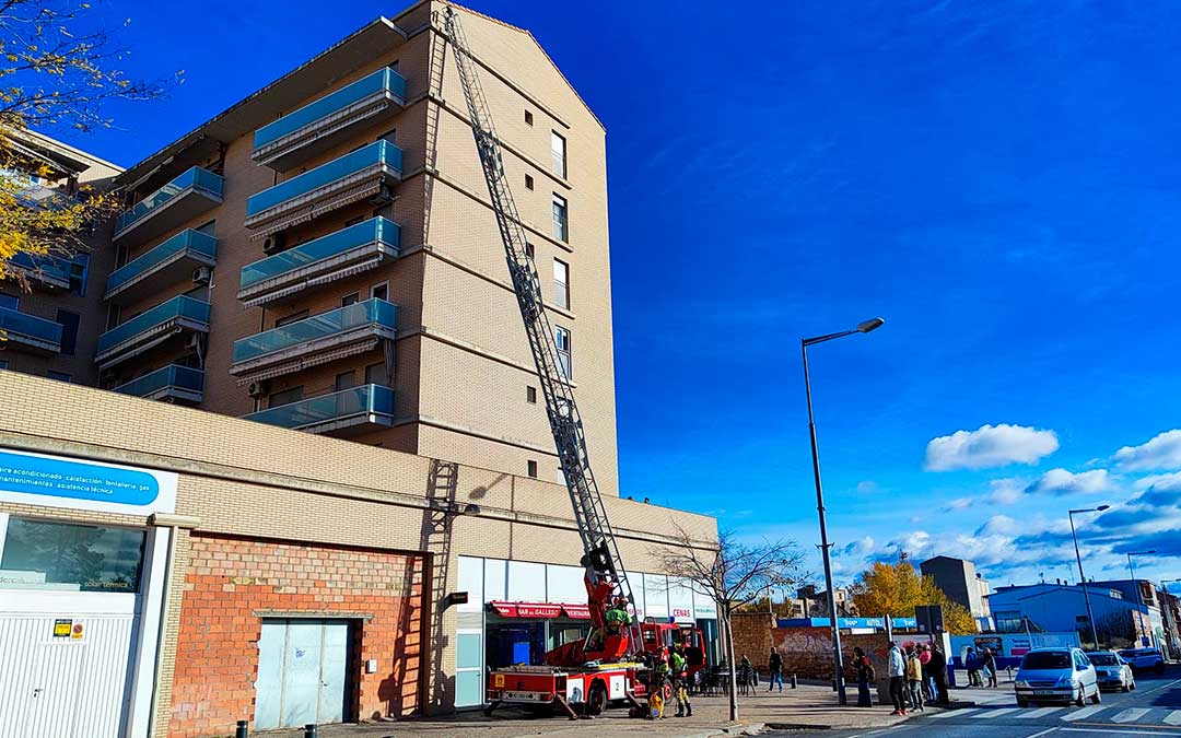 Los bomberos desplegaron la escalera hasta el último piso de la fachada del bloque en la carreta Zaragoza. / Alberto Gracia