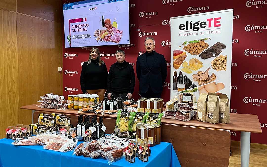 La responsable de acción social de Cáritas Teruel, María Longás; el diputado provincial, Javier Ciprés; y el vicepresidente de Cámara de Comercio de Teruel, Raimundo Cubeles, este jueves en la entrega de la cesta./ C.O.