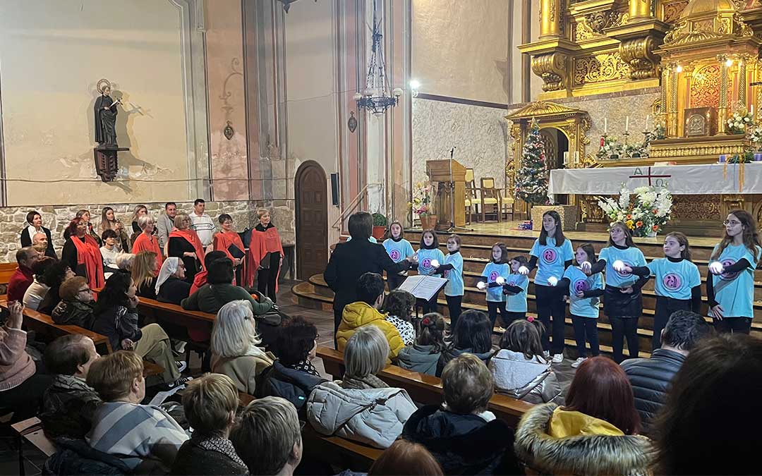 Instante del concierto navideño del coro mixto y coro infantil que este sábado acogió la iglesia de Escolapios./ C.O.