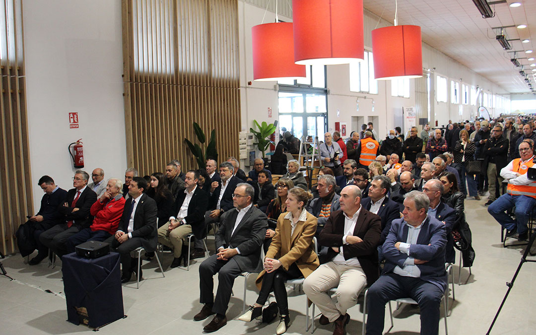 Público y autoridades locales e invitadas en la inauguración de Autoclassic 2024, la XXVII Feria del Vehículo Clásico de Alcañiz. / B. Severino