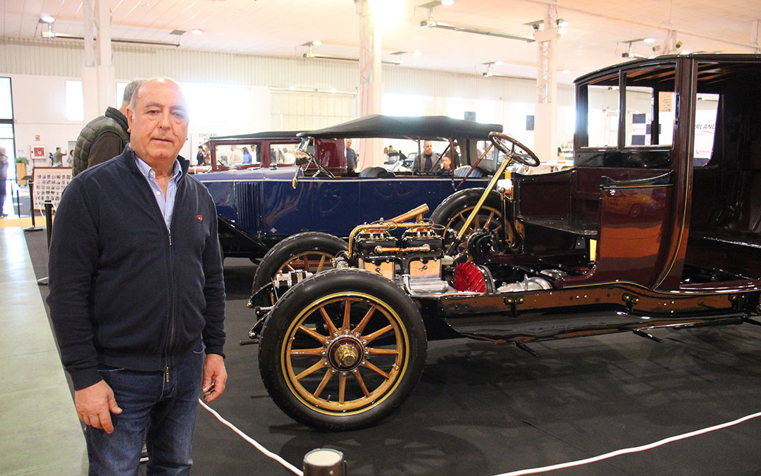 Ángel Martínez delante de una de sus restauraciones. Autoclassic 2024, la XXVII Feria del Vehículo Clásico de Alcañiz. / B. Severino