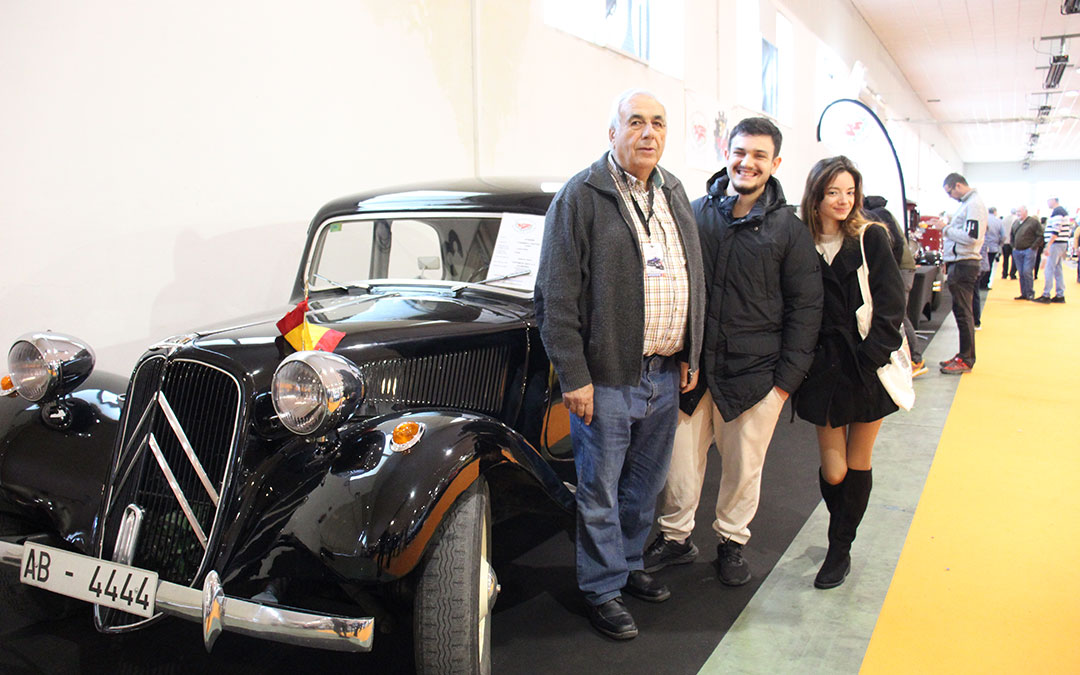 Emilio Sánchez y familia, junto a uno de los coches que expone. Autoclassic 2024, la XXVII Feria del Vehículo Clásico de Alcañiz. / B. Severino