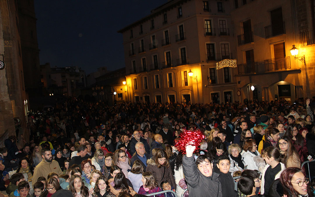 Público expectante a minutos del inicio del acto de encendido de luces. / B. Severino