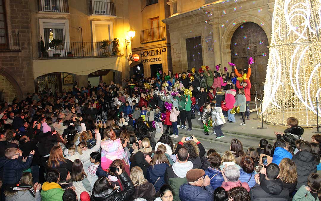Los cinco colegios de Alcañiz cantando al unísono el villancico de apertura. / B. Severino