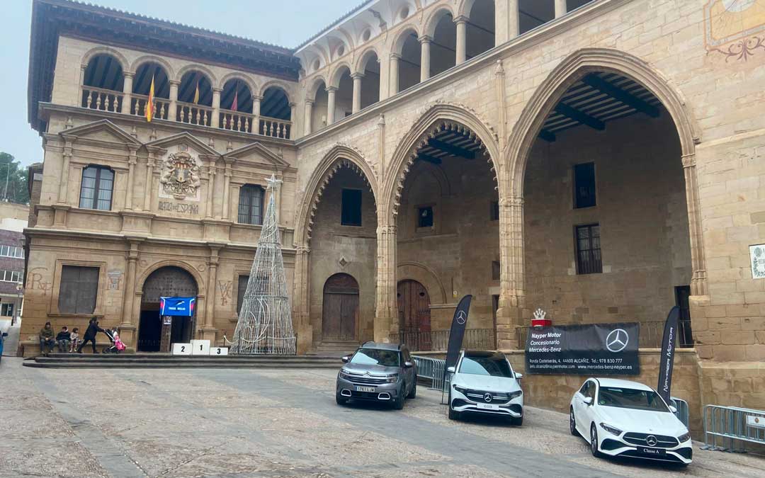Estado de la plaza este jueves con los preparativos de la carrera del pavo, uno de los últimos actos que se ha podido celebrar./ L.C.