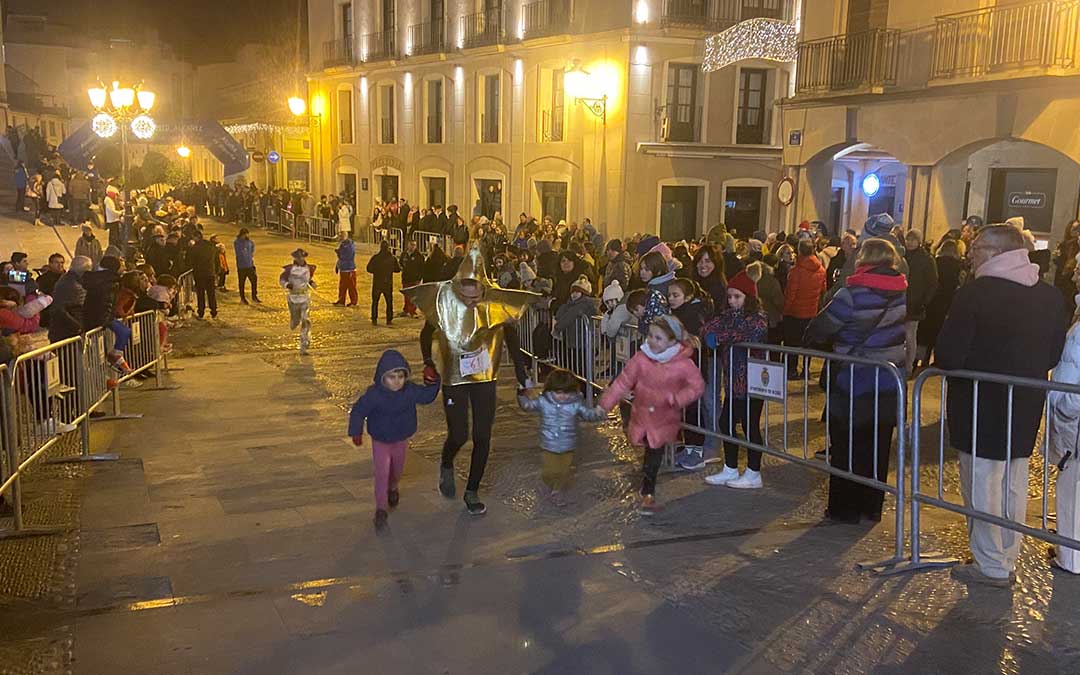 Roberto Prades, marido de Bea Royo, completó la carrera junto a sus tres hijas./ M. Monreal.
