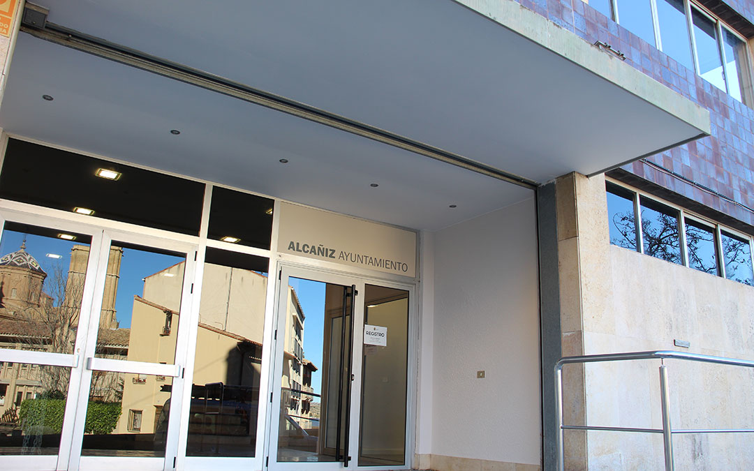 La entrada a las oficinas del Ayuntamiento de Alcañiz, en el Casino. / B. Severino