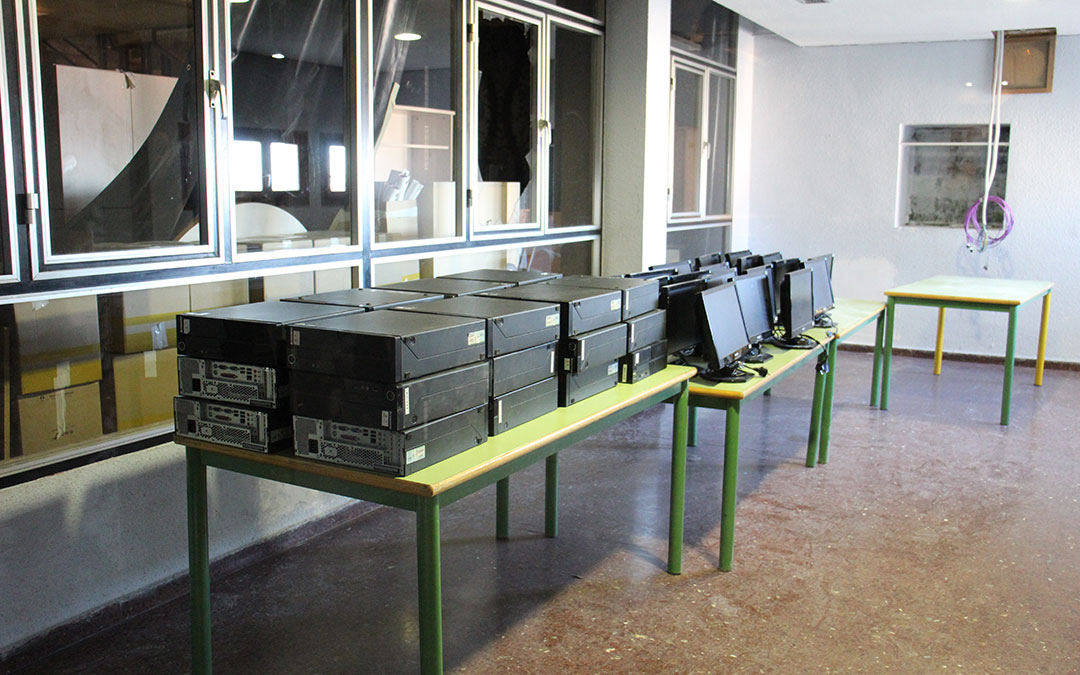 Ordenadores apilados preparados para su instalación. / B. Severino