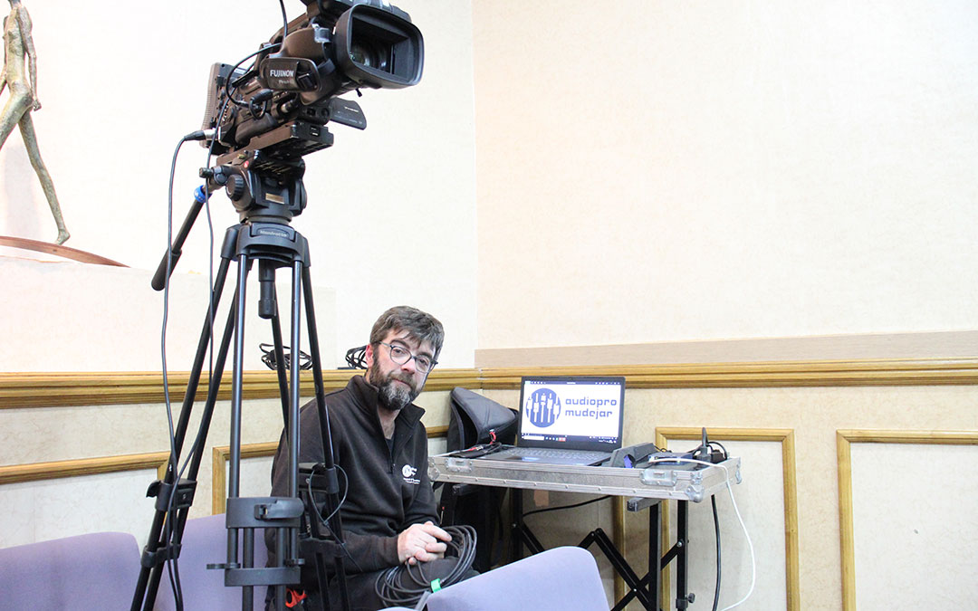 Félez, tras un directo del Consejo de Ciudad de Alcañiz. Con su buen hacer dignifica el trabajo del técnico de sonido. "Me enfada que en las películas pongan un acople cada vez que alguien habla a un micrófono", dice. / B. Severino