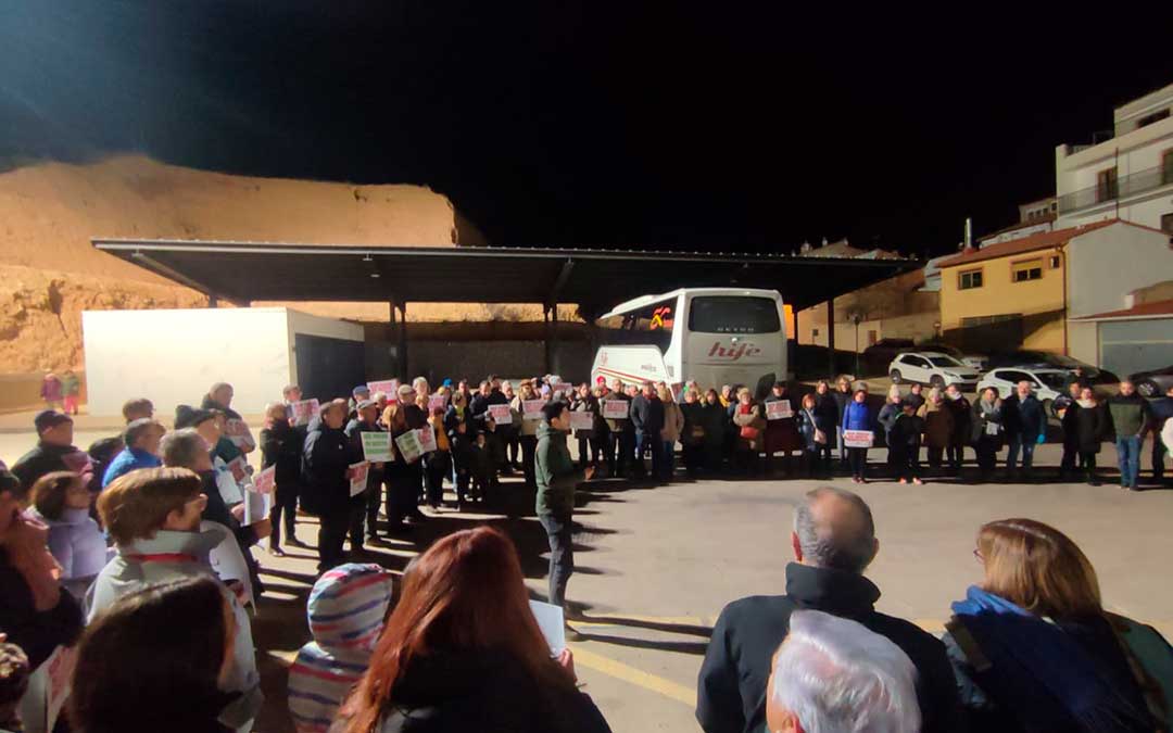 Más de 100 vecinos se concentraron en Alcorisa este martes para denunciar la eliminación de la ruta de bus directa./ S.G.