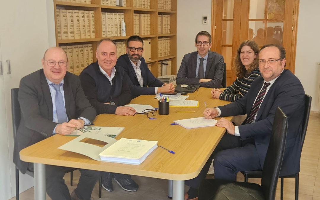 El Ayuntamiento de Alcorisa firma ante notario la compra de una parcela a una entidad financiera./ Ayuntamiento de Alcorisa