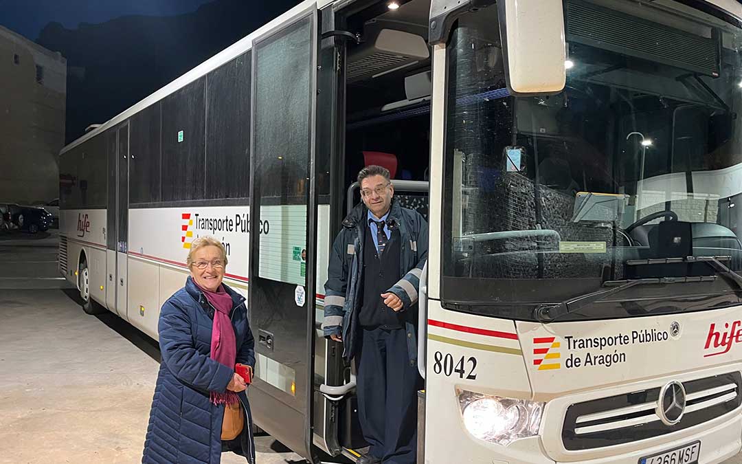 Caridad Gracia, de Molinos, fue este lunes una de las primeras pasajeras de la nueva línea que parte desde Alcorisa./ C.O.