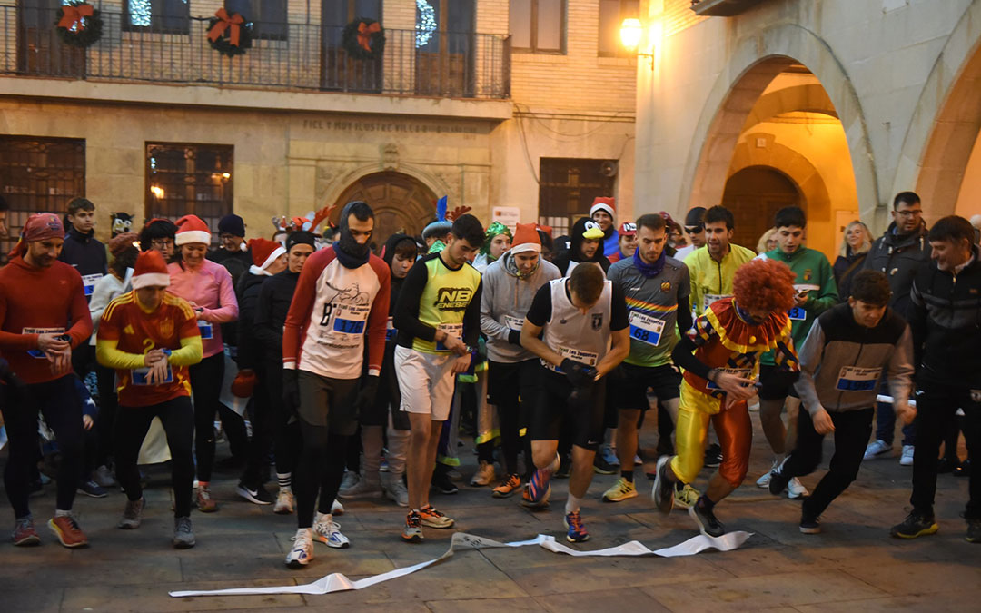 Midiendo tiempos ya al tomar la salida en la plaza los Arcos. / Tomás Montero