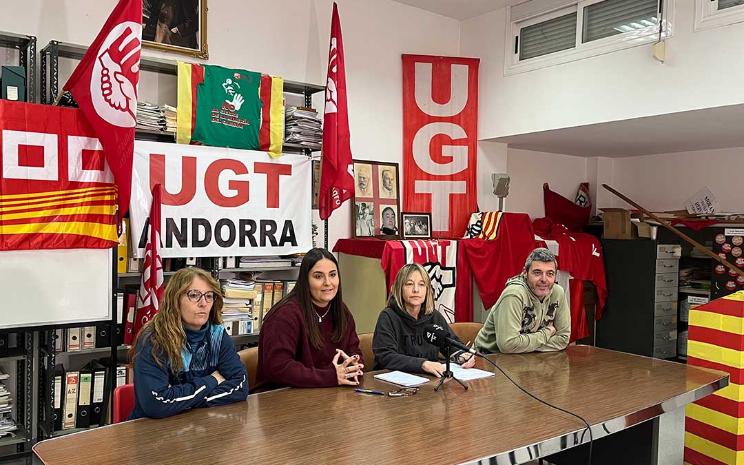 Las delegadas sindicales de UGT y CCOO Andorra, Ana María Sánchez y Luisa Amaya (en el centro), este jueves en rueda de prensa./ C.O.