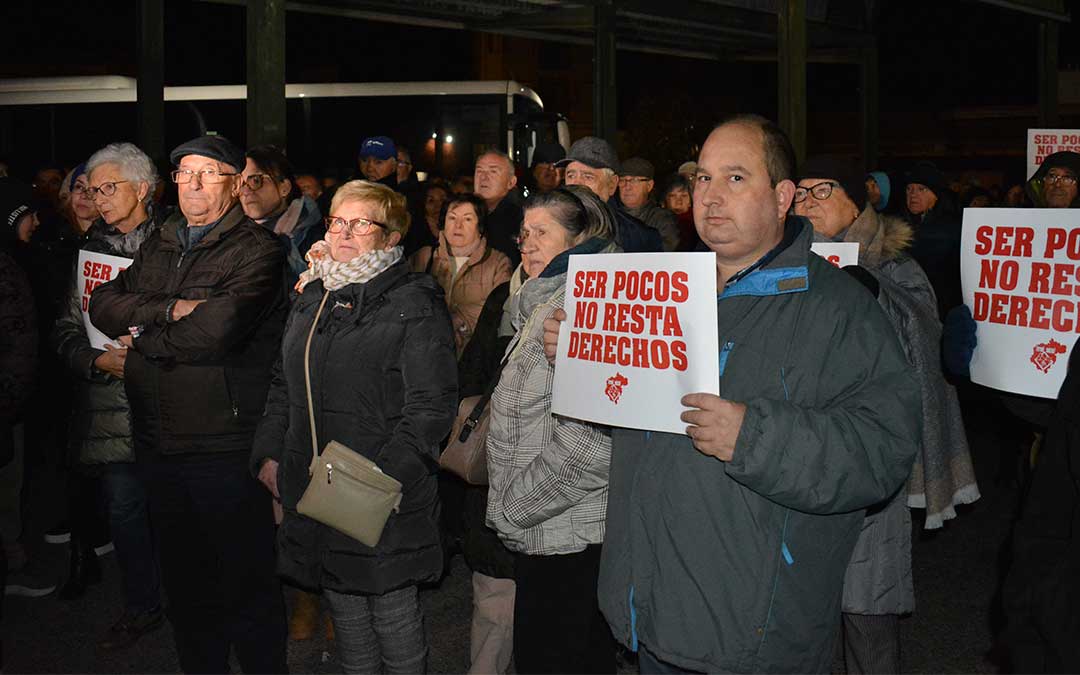 Unas 500 personas se concentraron este martes en Andorra para denunciar la eliminación de la ruta de bus directa hasta Zaragoza./ C.O.