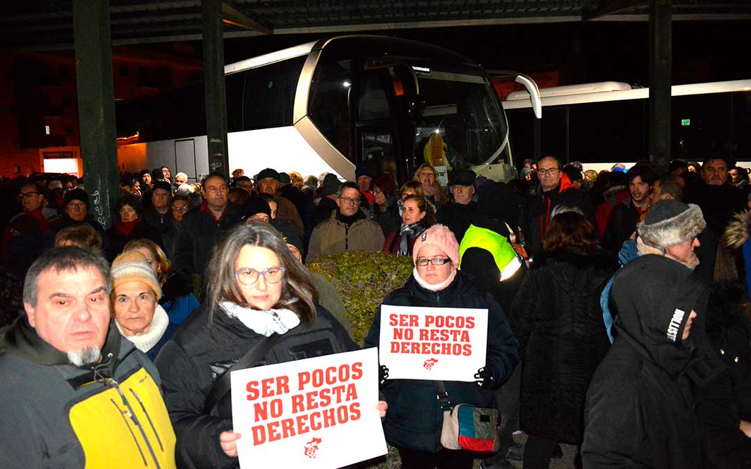 Unas 500 personas se concentraron en Andorra para denunciar la eliminación de la ruta de bus directa hasta Zaragoza./ C.O.