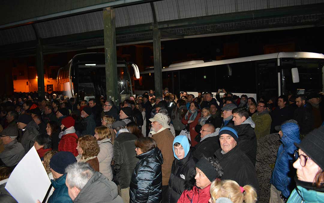 Unas 500 personas se concentraron en Andorra para denunciar la eliminación de la ruta de bus directa hasta Zaragoza./ C.O.